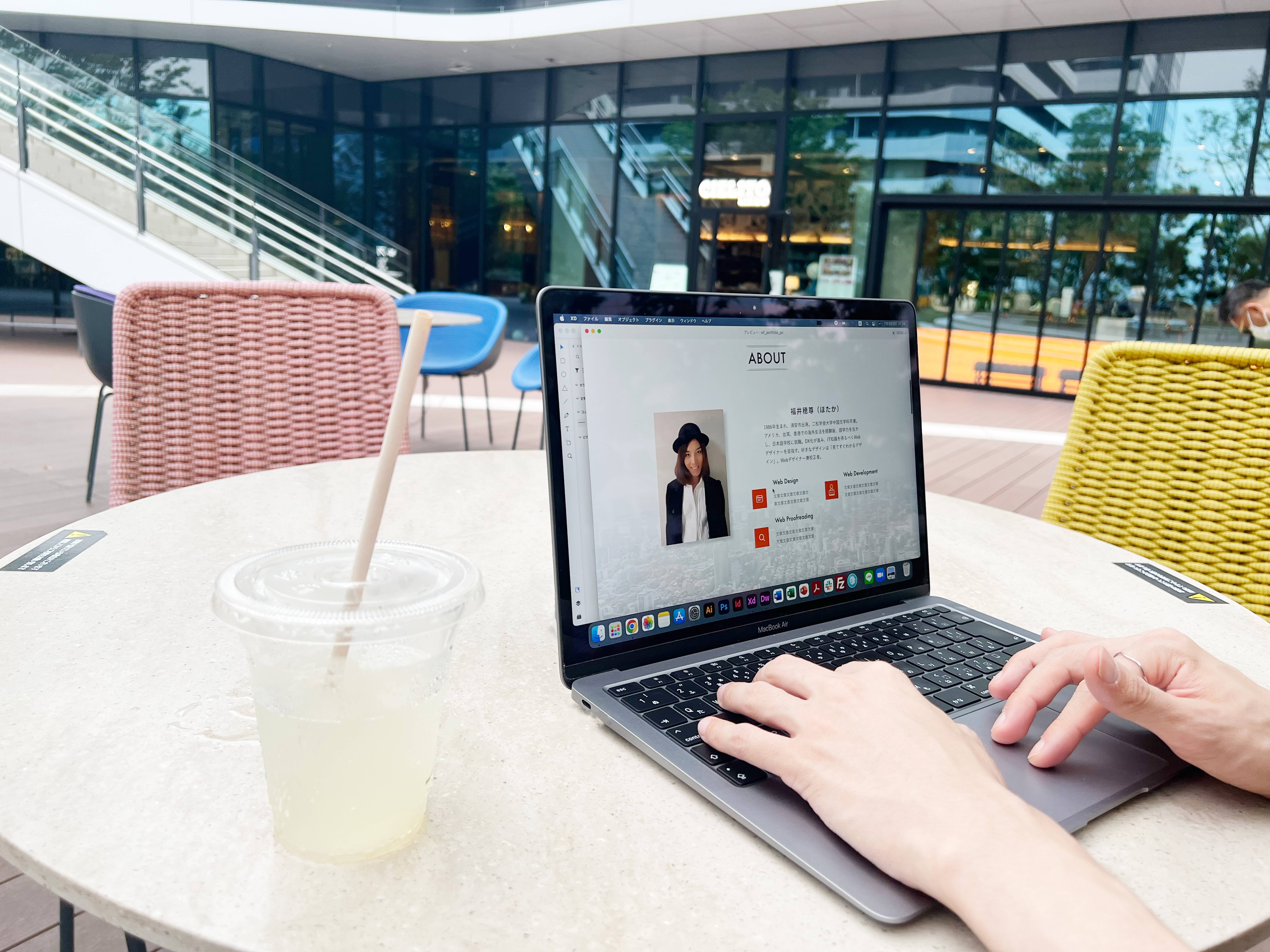 デザイナー業を行っている福井穂尊の写真